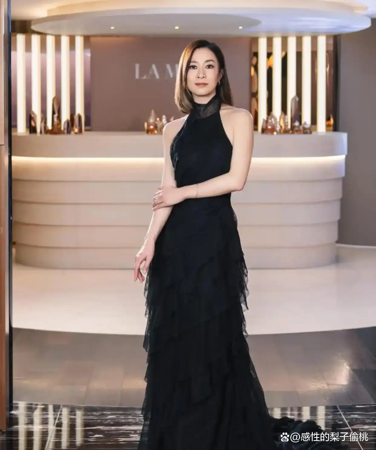 佘诗曼冬季写真_女明星的冬装_黑色露肩连衣裙穿搭